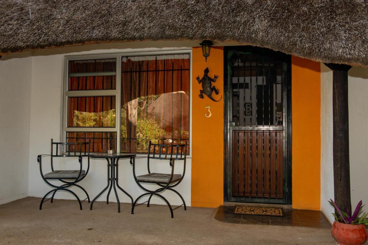 Lion'S Den Guesthouse Otjiwarongo Exterior photo