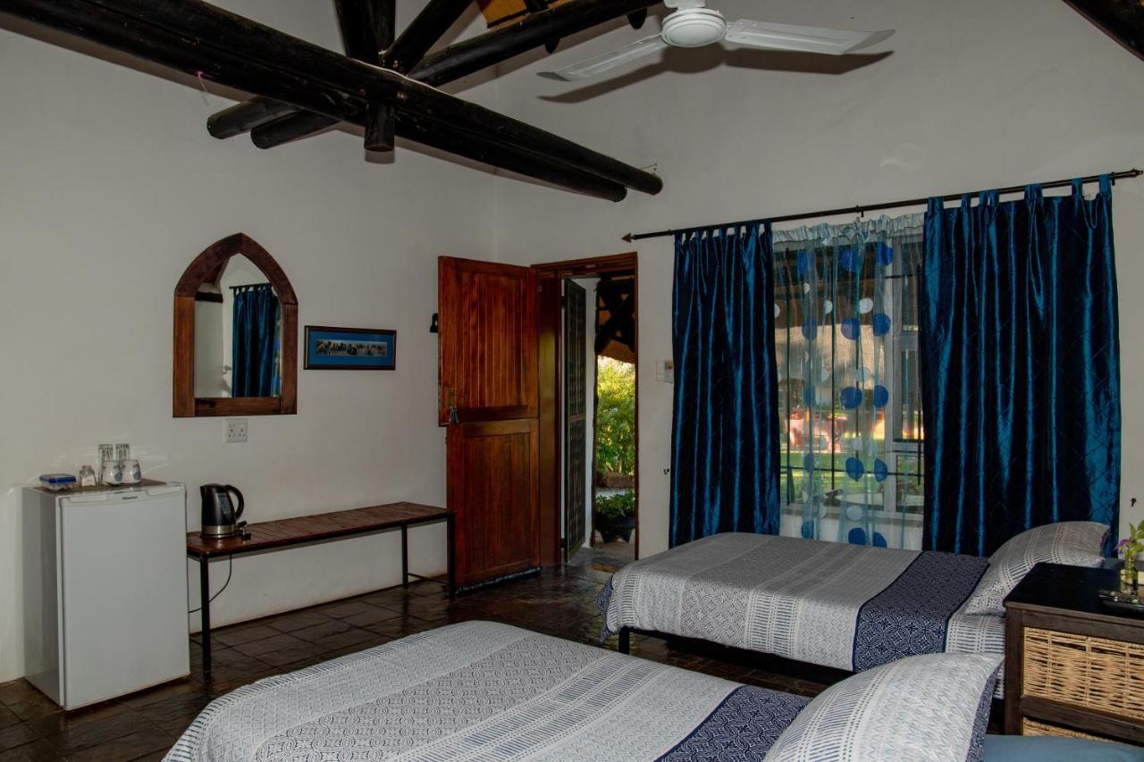 Lion'S Den Guesthouse Otjiwarongo Exterior photo