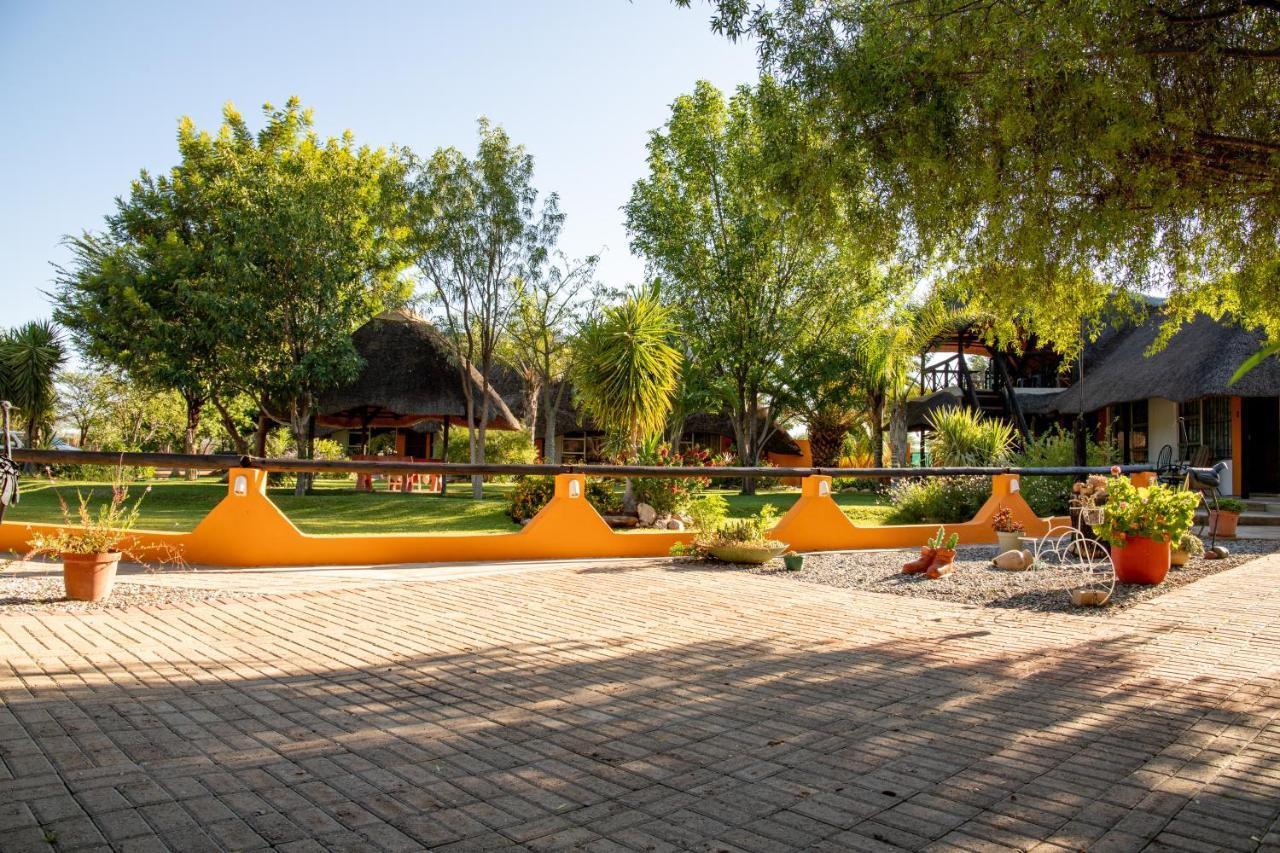 Lion'S Den Guesthouse Otjiwarongo Exterior photo